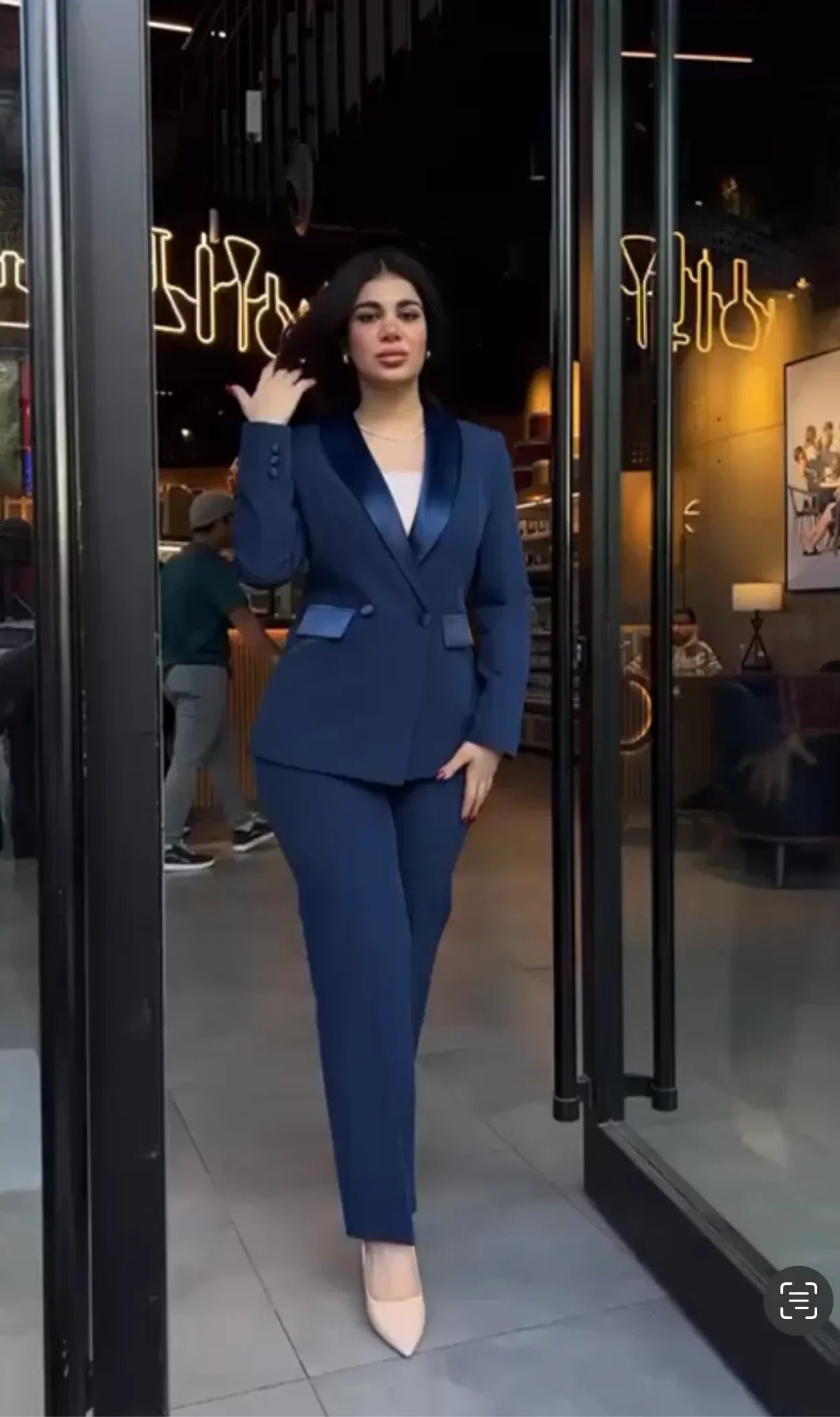 SUIT  AVS